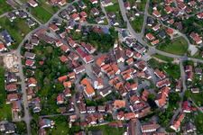 Vue aérienne de Vue des rues et des maisons dans les quartiers résidentiels à Neubulach dans le département Bade-Wurtemberg, Allemagne