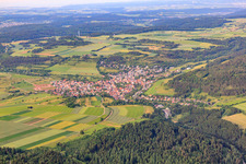 Vue aérienne de Vue du village dans le nord de la Forêt-Noire depuis l'ouest à le quartier Gültlingen in Wildberg dans le département Bade-Wurtemberg, Allemagne