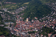 Photographie aérienne de Vieille ville historique avec église collégiale à Herrenberg dans le département Bade-Wurtemberg, Allemagne