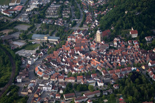 Vue aérienne de Église Stiftskirche dans le vieux centre-ville à Herrenberg dans le département Bade-Wurtemberg, Allemagne