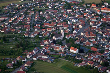 Vue aérienne de Vue des rues et des maisons dans les quartiers résidentiels à le quartier Großengstingen in Engstingen dans le département Bade-Wurtemberg, Allemagne