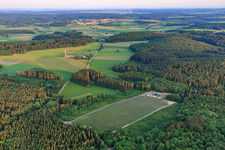 Vue aérienne de Système photovoltaïque agricole dans une clairière forestière à le quartier Großengstingen in Engstingen dans le département Bade-Wurtemberg, Allemagne