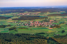 Vue aérienne de Vue du village depuis l'ouest à le quartier Bernloch in Hohenstein dans le département Bade-Wurtemberg, Allemagne