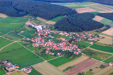 Vue aérienne de Vue du village sur le Jura souabe depuis le nord à le quartier Mundingen in Ehingen dans le département Bade-Wurtemberg, Allemagne