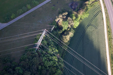 Vue aérienne de Enchevêtrement de lignes à haute tension à le quartier Schmiechen in Schelklingen dans le département Bade-Wurtemberg, Allemagne