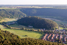 Vue aérienne de Paysage forestier et montagneux Herz-Jesu-Berg dans la vallée d'Ur-Donautal à le quartier Urspring in Schelklingen dans le département Bade-Wurtemberg, Allemagne