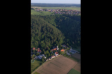 Vue aérienne de Village - Vue à le quartier Hausen ob Urspring in Schelklingen dans le département Bade-Wurtemberg, Allemagne
