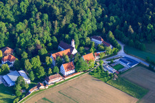 Photographie aérienne de Internat Fondation Urspringschule à l'Urspringquelle à le quartier Urspring in Schelklingen dans le département Bade-Wurtemberg, Allemagne