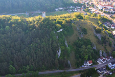 Vue aérienne de Ruines du château de Hohenschelklingen vues de l'ouest à Schelklingen dans le département Bade-Wurtemberg, Allemagne