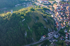 Vue aérienne de Ruines du château de Hohenschelklingen vues de l'ouest à Schelklingen dans le département Bade-Wurtemberg, Allemagne