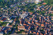 Vue aérienne de Schulstraße Bahnhofstraße avec Sparkasse Ulm à Schelklingen dans le département Bade-Wurtemberg, Allemagne