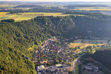 Vue aérienne de Vue du village dans la vallée de l'Aach depuis le sud à le quartier Weiler in Blaubeuren dans le département Bade-Wurtemberg, Allemagne