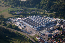 Vue aérienne de Bâtiment administratif de la zone industrielle Heinkel Modulbau GmbH à le quartier Gerhausen in Blaubeuren dans le département Bade-Wurtemberg, Allemagne