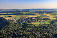 Vue aérienne de Vue du village sur l'Alb depuis le sud à le quartier Sonderbuch in Blaubeuren dans le département Bade-Wurtemberg, Allemagne