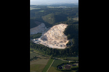 Vue aérienne de Carrière pour l'extraction et l'exploitation de la chaux à le quartier Gerhausen in Blaubeuren dans le département Bade-Wurtemberg, Allemagne