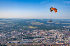 Vue aérienne de Parapente au dessus de la ville à le quartier Weststadt in Ulm dans le département Bade-Wurtemberg, Allemagne
