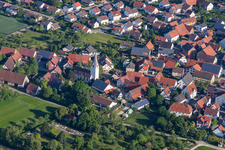 Vue aérienne de Église Saint-Martin à le quartier Bermaringen in Blaustein dans le département Bade-Wurtemberg, Allemagne