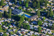 Vue aérienne de Piscine extérieure Heidehof (réservée aux campeurs) à le quartier Machtolsheim in Laichingen dans le département Bade-Wurtemberg, Allemagne