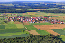 Vue aérienne de Vue du village sur l'Alb depuis le nord à le quartier Suppingen in Laichingen dans le département Bade-Wurtemberg, Allemagne