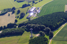 Vue aérienne de La boîte à nourriture de Regina sur l'Alb et la tour Heroldstatt à le quartier Ennabeuren in Heroldstatt dans le département Bade-Wurtemberg, Allemagne