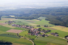 Vue aérienne de Champs agricoles et terres agricoles à le quartier Grötzingen in Allmendingen dans le département Bade-Wurtemberg, Allemagne