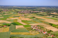 Vue aérienne de Vue de la ville depuis l'ouest à le quartier Aufhofen in Schemmerhofen dans le département Bade-Wurtemberg, Allemagne