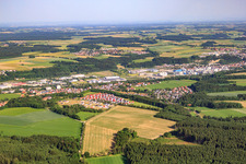 Vue aérienne de Zone industrielle sur le Riß avec Boehringer Ingelheim Biberach à Biberach an der Riß dans le département Bade-Wurtemberg, Allemagne