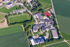 Vue aérienne de Bâtiment scolaire de l'école primaire, secondaire et intermédiaire Bischof-Sproll-Bildungszentrum à le quartier Rißegg in Biberach an der Riß dans le département Bade-Wurtemberg, Allemagne