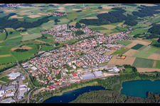Vue aérienne de Vue sur la ville au lac naturel Ummendorfer Ried à Ummendorf dans le département Bade-Wurtemberg, Allemagne