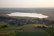 Vue aérienne de Village en face du Federsee avec des habitations sur pilotis à Tiefenbach dans le département Bade-Wurtemberg, Allemagne
