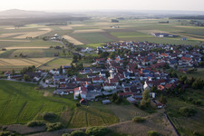 Vue aérienne de Vue des rues et des maisons dans les quartiers résidentiels à Alleshausen dans le département Bade-Wurtemberg, Allemagne
