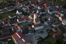 Vue aérienne de Vue des rues et des maisons dans les quartiers résidentiels à Alleshausen dans le département Bade-Wurtemberg, Allemagne