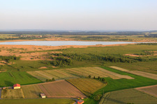 Vue aérienne de Lac Federsee à le quartier Brackenhofen in Alleshausen dans le département Bade-Wurtemberg, Allemagne