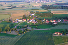 Vue aérienne de Village au pied du Bussen, la montagne sacrée de Souabe et lieu de pèlerinage à le quartier Aderzhofen in Uttenweiler dans le département Bade-Wurtemberg, Allemagne
