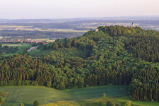 Vue aérienne de Saint-Jean-Baptiste et ruines du château sur le Bussen à le quartier Offingen in Uttenweiler dans le département Bade-Wurtemberg, Allemagne