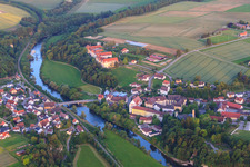 Vue aérienne de Ensemble immobilier du monastère Untermarchtal sur le Danube et procuration missionnaire des Sœurs de la Miséricorde de Saint-Vincent de Paul à Untermarchtal dans le département Bade-Wurtemberg, Allemagne