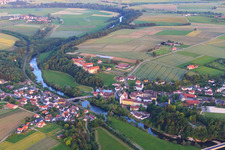 Vue aérienne de Ensemble immobilier du monastère Untermarchtal sur le Danube et procuration missionnaire des Sœurs de la Miséricorde de Saint-Vincent de Paul à Untermarchtal dans le département Bade-Wurtemberg, Allemagne