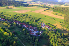 Vue aérienne de Vue du village depuis le nord à le quartier Kirchen in Ehingen dans le département Bade-Wurtemberg, Allemagne