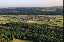 Vue aérienne de Vue du village sur l'Alb depuis le sud-est à le quartier Dächingen in Ehingen dans le département Bade-Wurtemberg, Allemagne