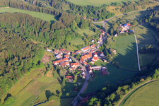 Vue aérienne de Vue du village sur l'Alb depuis l'est sur la Große Lauter à le quartier Wasserstetten in Gomadingen dans le département Bade-Wurtemberg, Allemagne
