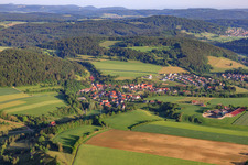 Vue aérienne de Vue du village sur l'Alb depuis le sud-est sur la Große Lauter à le quartier Dapfen in Gomadingen dans le département Bade-Wurtemberg, Allemagne