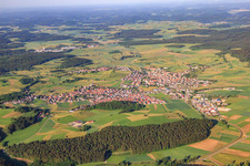 Vue aérienne de Vue de la ville depuis le nord-est à le quartier Großengstingen in Engstingen dans le département Bade-Wurtemberg, Allemagne