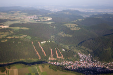 Vue aérienne de Quartier Holzelfingen in Lichtenstein dans le département Bade-Wurtemberg, Allemagne