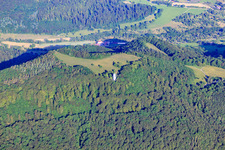 Vue aérienne de Structure de la tour d'observation Schönbergturm dans la forêt à Pfullingen dans le département Bade-Wurtemberg, Allemagne
