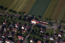 Vue aérienne de Gare ferroviaire à le quartier Entringen in Ammerbuch dans le département Bade-Wurtemberg, Allemagne