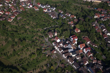 Vue aérienne de Église Saint-Michel à le quartier Mönchberg in Herrenberg dans le département Bade-Wurtemberg, Allemagne