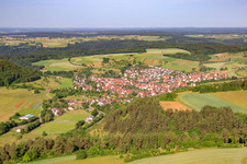 Vue aérienne de Vue du village depuis l'est à le quartier Gültlingen in Wildberg dans le département Bade-Wurtemberg, Allemagne