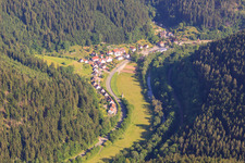 Vue aérienne de Vue du village dans la vallée de Nagold depuis le sud à le quartier Sommenhardt in Bad Teinach-Zavelstein dans le département Bade-Wurtemberg, Allemagne