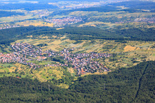 Vue aérienne de Vue de la ville depuis le sud à le quartier Gräfenhausen in Birkenfeld dans le département Bade-Wurtemberg, Allemagne