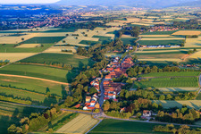 Vue aérienne de Vue du village le matin depuis l'est à Vollmersweiler dans le département Rhénanie-Palatinat, Allemagne